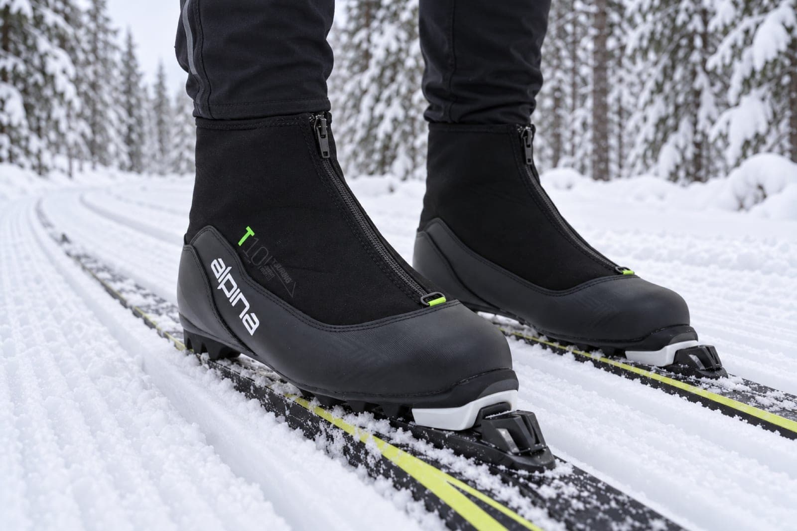 Illustrasjonsbilde laget med KI: et par Alpina T10 i bindingene på et par ski, sett skrått forfra